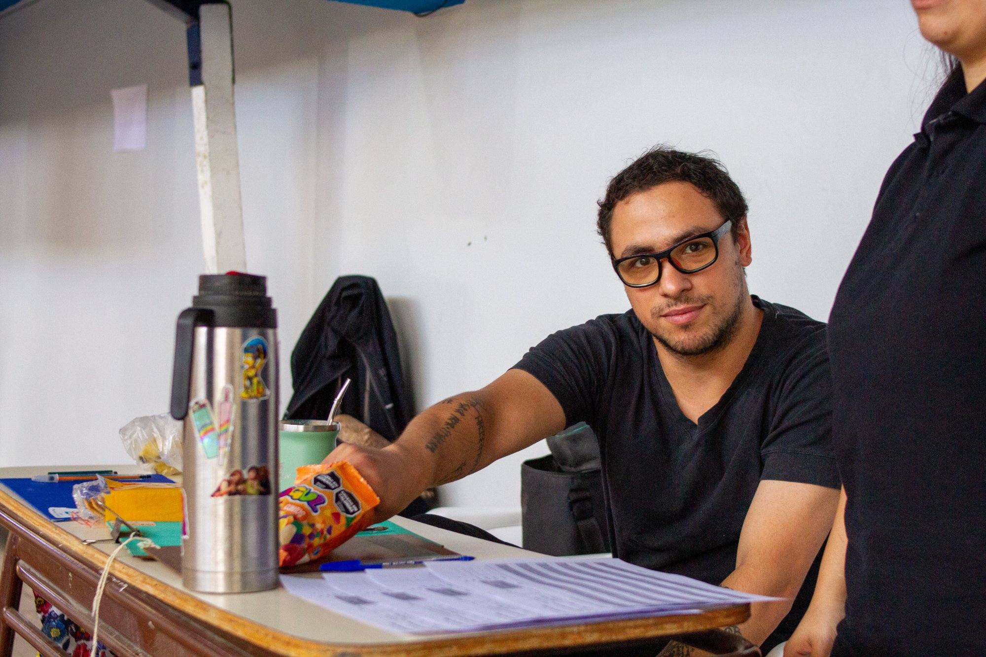 Organizador del circuito trabajando en la planificación del torneo