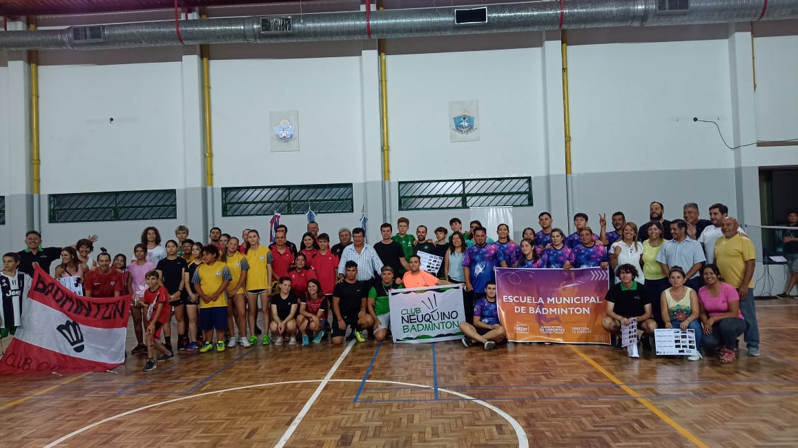 Foto grupal de participantes del Circuito Provincial de Bádminton de Neuquén