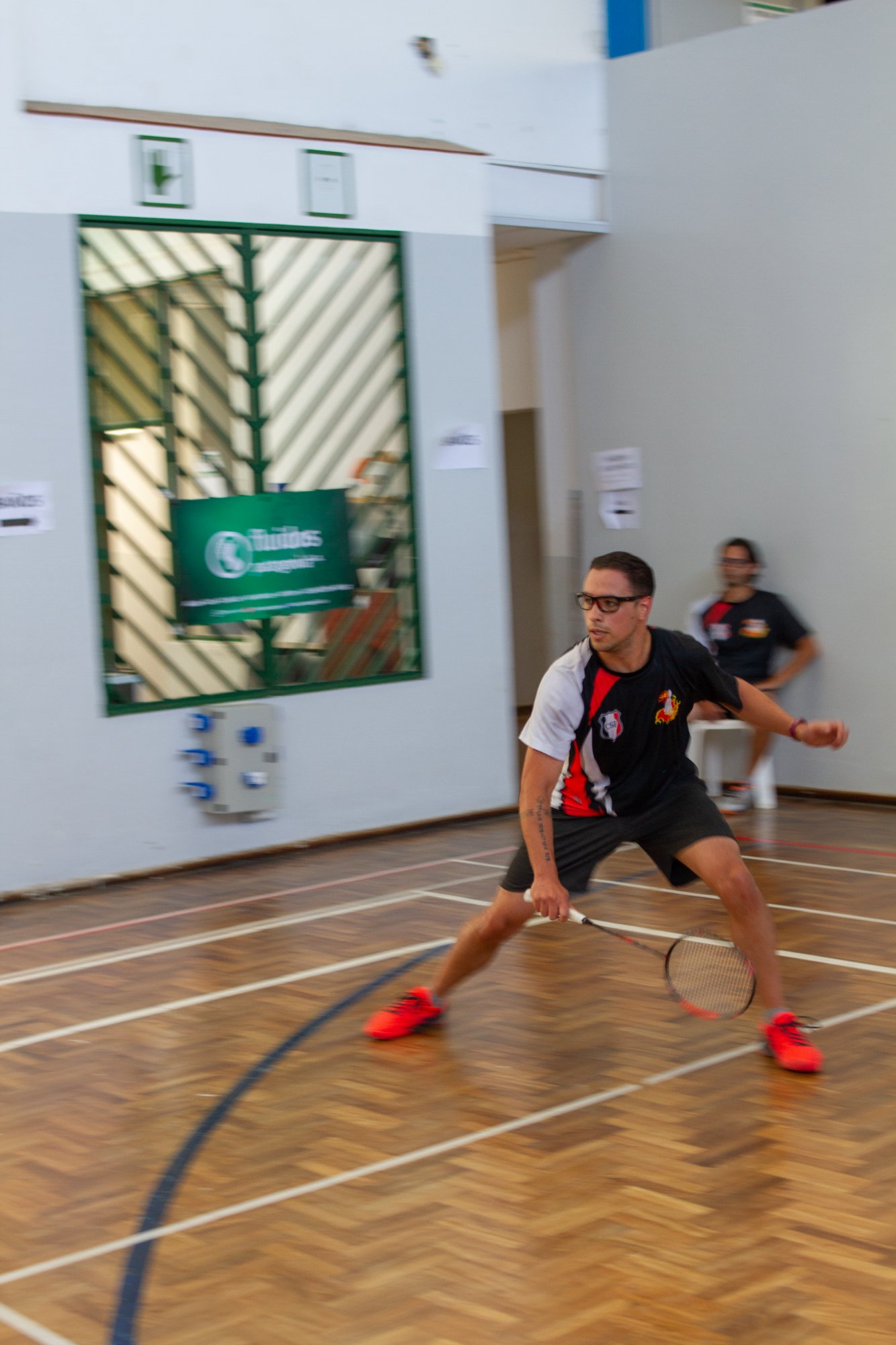 Jugador de bádminton en acción durante torneo del circuito